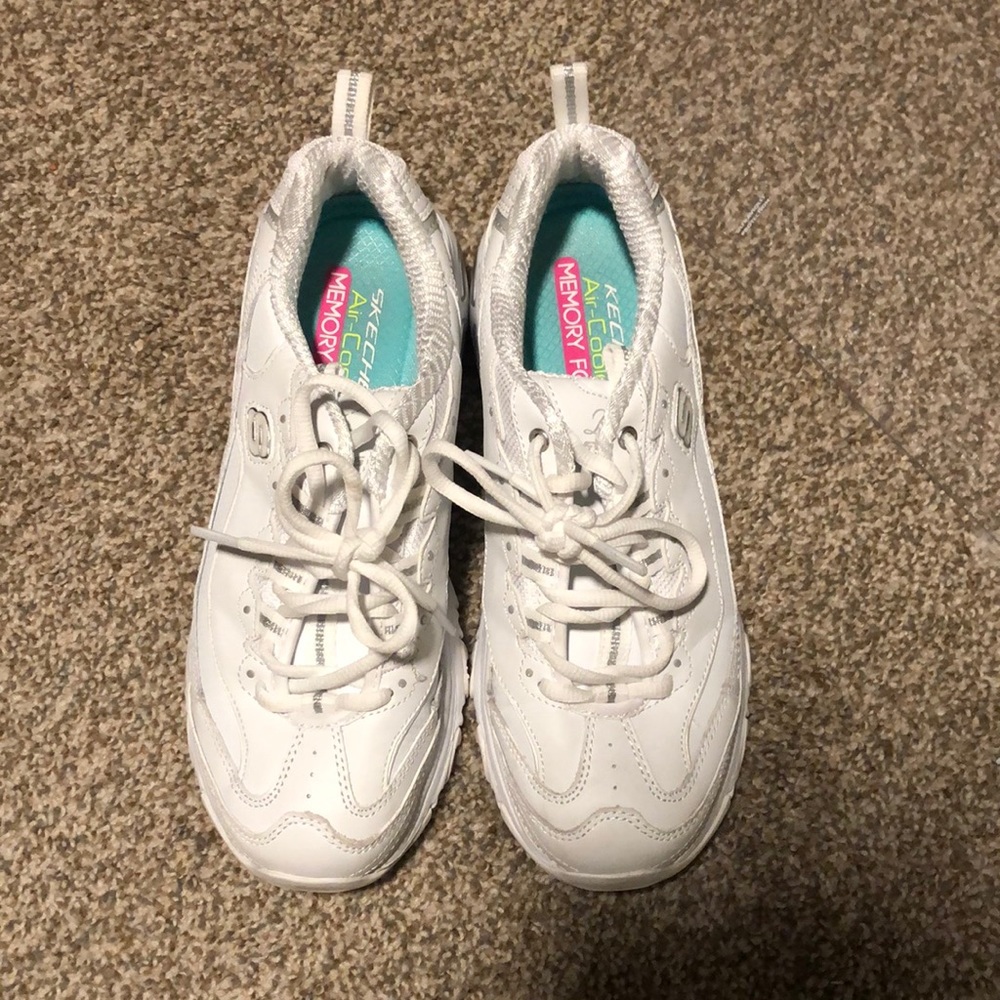 White sketchers tennis shoes. Size W 7.5